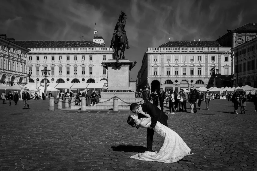 Location matrimoni Torino 18 Fotografo matrimonio Torino, sposi in una piazza storica con una statua