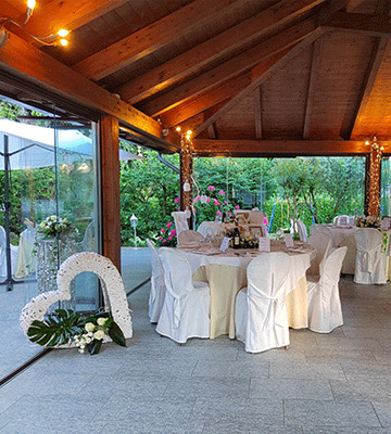 Location matrimoni Torino 15 Sala da pranzo del ristoranta Campana con decorazioni nuziali