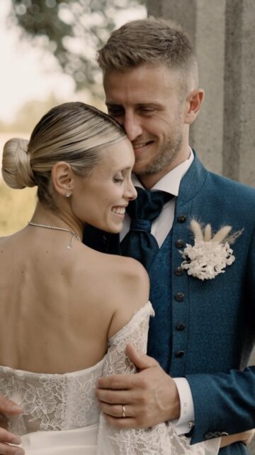 Ci sono momenti in cui tutto il resto può aspettare.
Per Martina e Massimiliano è stato così: pochi minuti lontani dagli invitati, dal rumore della festa, dagli sguardi di tutti. Solo loro due, immersi nell’eleganza senza tempo dei Giardini La Pergola.
Nessuna fretta, nessuna posa costruita. Solo il tempo di ritrovarsi, guardarsi e rendersi conto che quel giorno, finalmente, era arrivato. 🤍
Amiamo accompagnare i nostri sposi in questi piccoli spazi di intimità, lasciando che siano i gesti, gli sguardi e la luce a raccontare ciò che stanno vivendo.
Perché spesso le fotografie più eleganti nascono proprio così: quando per qualche istante il mondo intorno scompare.
Martina & Massimiliano ✨
Giardini La Pergola
#fotografodimatrimonio #elegantweddings #sposi #editoriale #matrimonio