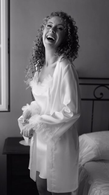 Ci sono emozioni che viviamo due volte.

La prima il giorno del matrimonio, mentre le osserviamo in silenzio attraverso la nostra macchina fotografica.
La seconda quando consegniamo quelle immagini e vediamo gli sposi rivivere tutto davanti ai nostri occhi.

Con Martina e Alessandro è successo proprio questo.

Sorrisi, stupore, occhi lucidi… una reazione che ci ha emozionati più di quanto ci aspettassimo. Vederli riconoscersi nelle loro fotografie e tornare, immagine dopo immagine, a quel giorno è stato qualcosa di speciale.

Perché per noi consegnare un matrimonio non significa semplicemente consegnare delle fotografie.

Significa restituire emozioni, persone, abbracci e piccoli istanti che quel giorno sono passati in un secondo, ma che attraverso le immagini potranno vivere per sempre.

E quando una coppia reagisce così, capiamo ancora una volta perché amiamo così tanto raccontare matrimoni. 🤍

Martina e Alessandro, grazie per averci regalato anche questa emozione.

✨ E voi? Quale sarebbe la prima fotografia del vostro matrimonio che vorreste rivedere?

#fotografodimatrimonio #sposi #matrimonio #sposa #reportagematrimonio