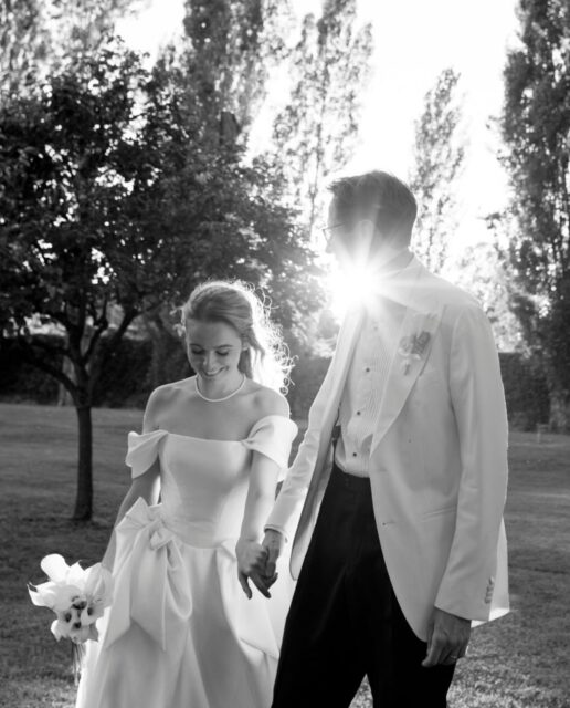 L’eleganza è ancora più bella quando sa diventare festa.
Nell’affascinante cornice del Castello di Montegioco, Cesare e Giulia hanno vissuto un matrimonio fatto di bellezza, eleganza e amore, circondati dall’affetto autentico delle persone più importanti.
E poi quella luce magica dei tramonti di settembre: calda, morbida, perfetta per regalarci una sessione di coppia romantica, pochi istanti solo per loro.
Al calare della sera, l’eleganza ha lasciato spazio a una grande festa, intensa e travolgente.
Un matrimonio raffinato nell’estetica, autentico nelle emozioni e incredibilmente vivo.
Location: @castellodimontegioco
Wedding Planner: @savinaeventsplanner
Addobbi Floreali: @la.fioreria
Catering: @bottaroecampora_
Make-up: @saragellini_makeupartist