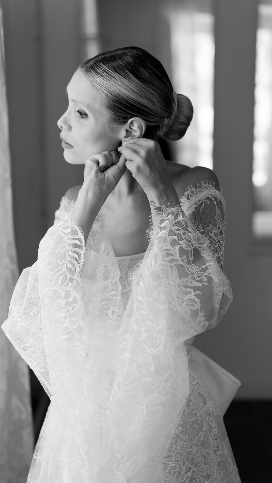 Eleganza, spontaneità e un’irrefrenabile voglia di festeggiare. ✨
Ai Giardini La Pergola abbiamo raccontato un matrimonio in cui l’eleganza ha incontrato l’energia della giovinezza, tra emozioni autentiche, sguardi complici e una festa travolgente.
Il nostro racconto si muove tra l’autenticità del reportage e l’estetica ricercata della fotografia editoriale, lasciando spazio alla bellezza dei dettagli, alla naturalezza dei momenti e a tutto ciò che rende unica una storia d’amore.
Perché l’eleganza non è soltanto ciò che si vede, ma anche ciò che si vive. 🤍
Location: @giardinilapergola
Flower Design: @indinofiori_weddingplanner
#fotografodimatrimonio #sposi #matrimonio #weddingfilm #weddingplanneritaly